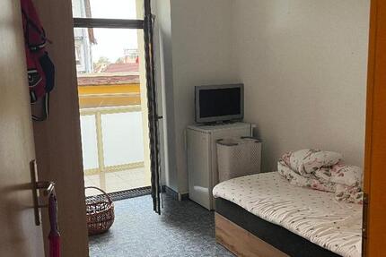 helle 2 Raumwohnung mit Balkon, Einbauküche und Garage zentral in Brand-Erbisdorf zimmer