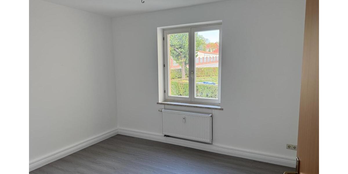 Frisch renovierte 3-Raum-Wohnung mit Balkon und bodentiefer Dusche! - Erdgeschoßwohnung Frankenberg | Angebot:27302075