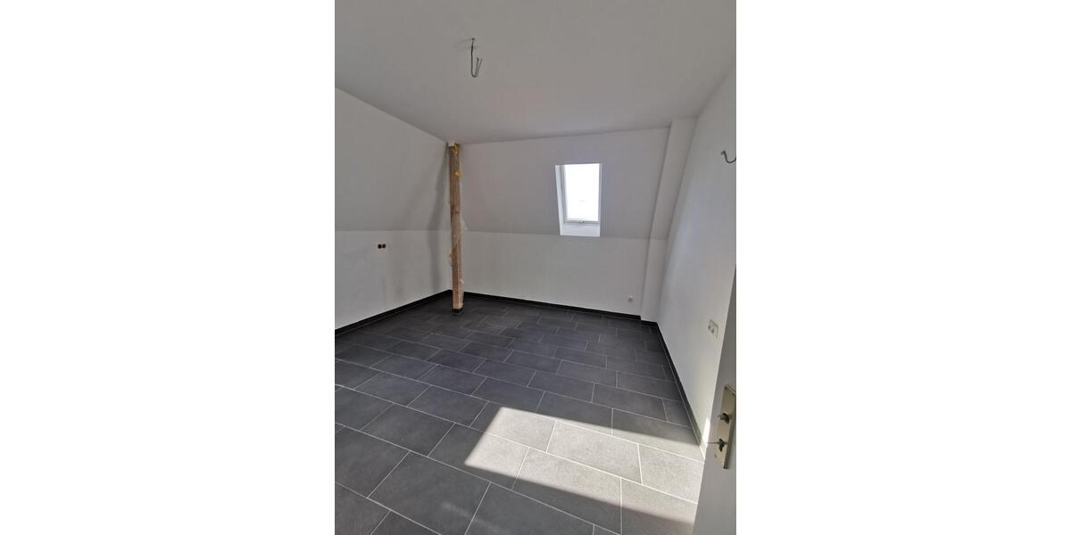 Dachgeschoßwohnung Burgstädt - 4 Zimmer, 130 m&sup2;, 950&euro; | Angebot:26150206