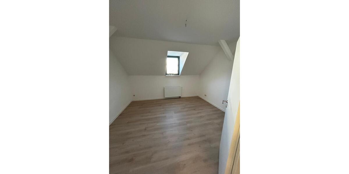 Dachgeschoßwohnung Chemnitz Ebersdorf - 3 Zimmer, 75 m&sup2;, 350&euro; | Angebot:26491952
