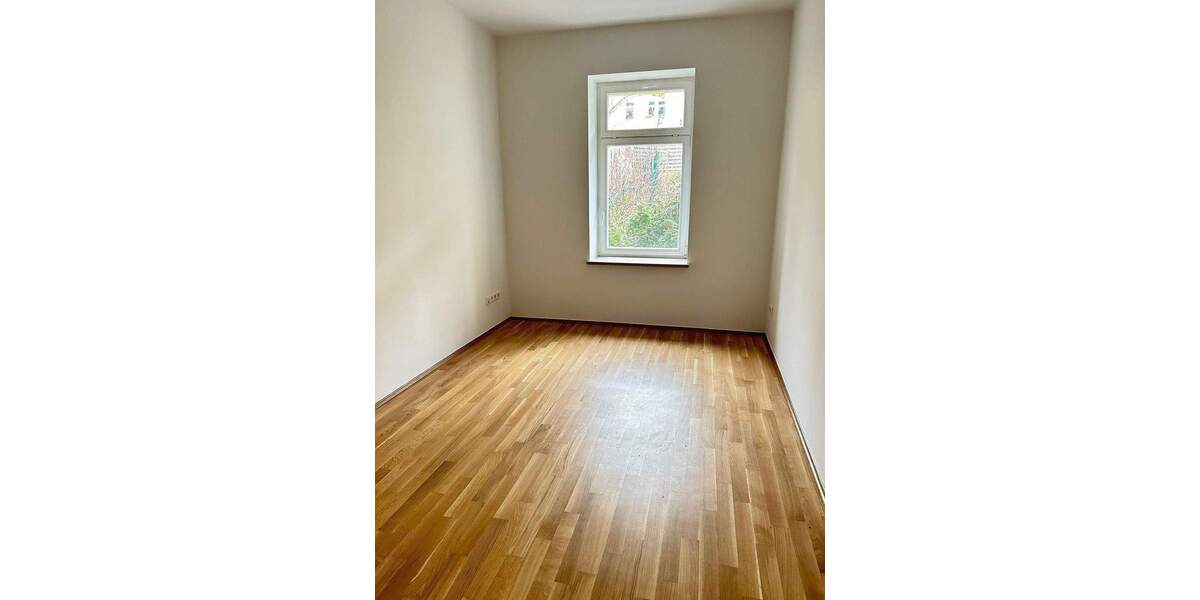 HOCHWERTIGE WOHNUNG MIT PARKETT, FUßBODENHEIZUNG, BALKON MIT GARTENANTEIL SOWIE EBK 3 zimmer