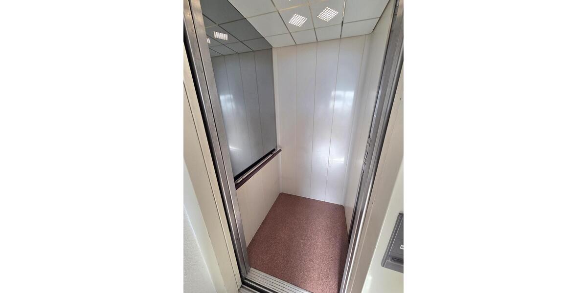 Tolle 2-Zimmer-Wohnung mit Einbauküche, Waschmaschine und Aufzug! - Dachgeschoßwohnung Chemnitz Lutherviertel | Angebot:26096660