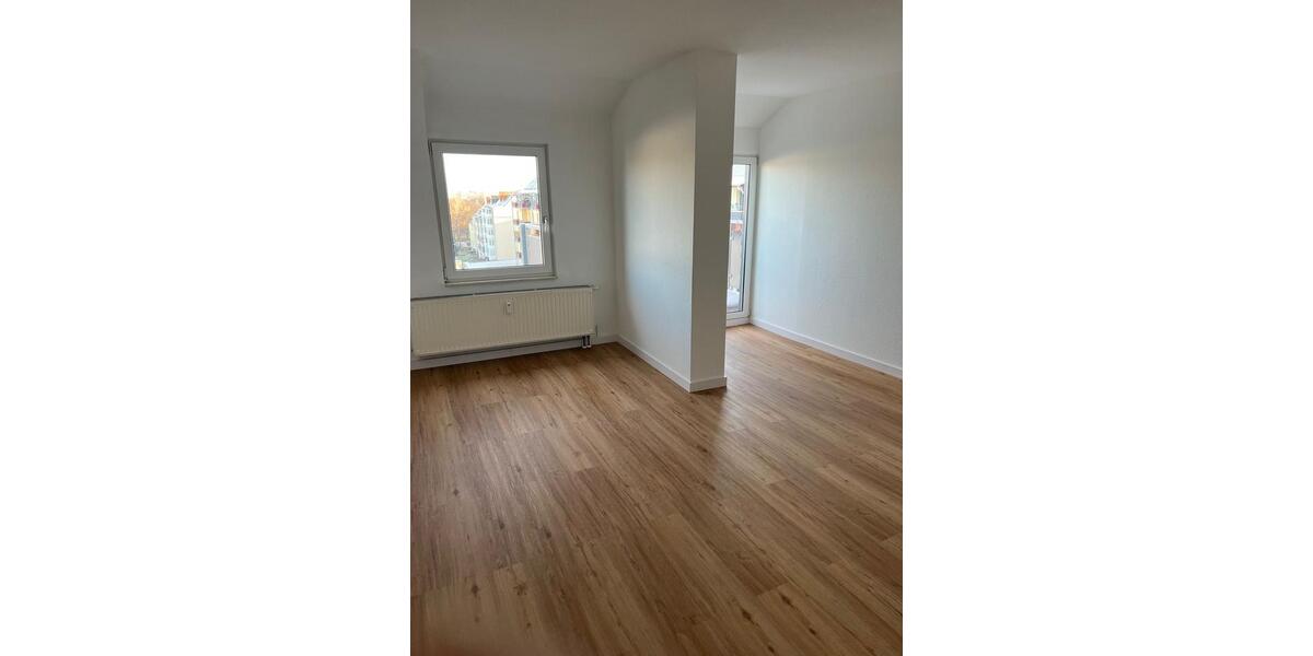 Schöne 2 Raum Dachgeschosswohnung mit Balkon , Einbauküche und 2 zimmer