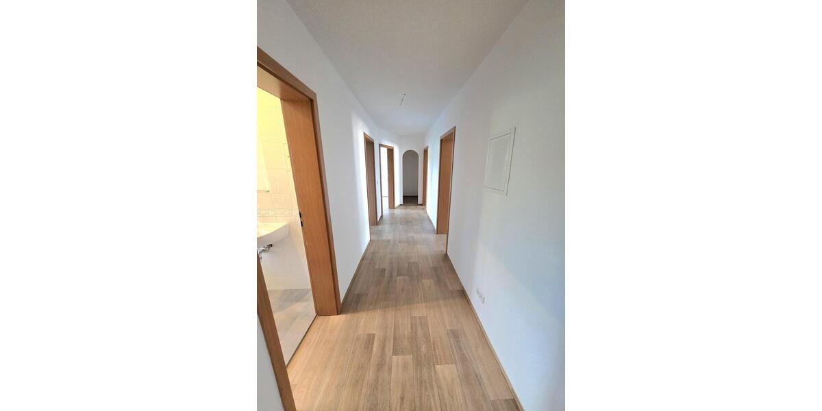 Großzügige 4-Zimmer-Wohnung mit Balkon Loggia! 4 zimmer