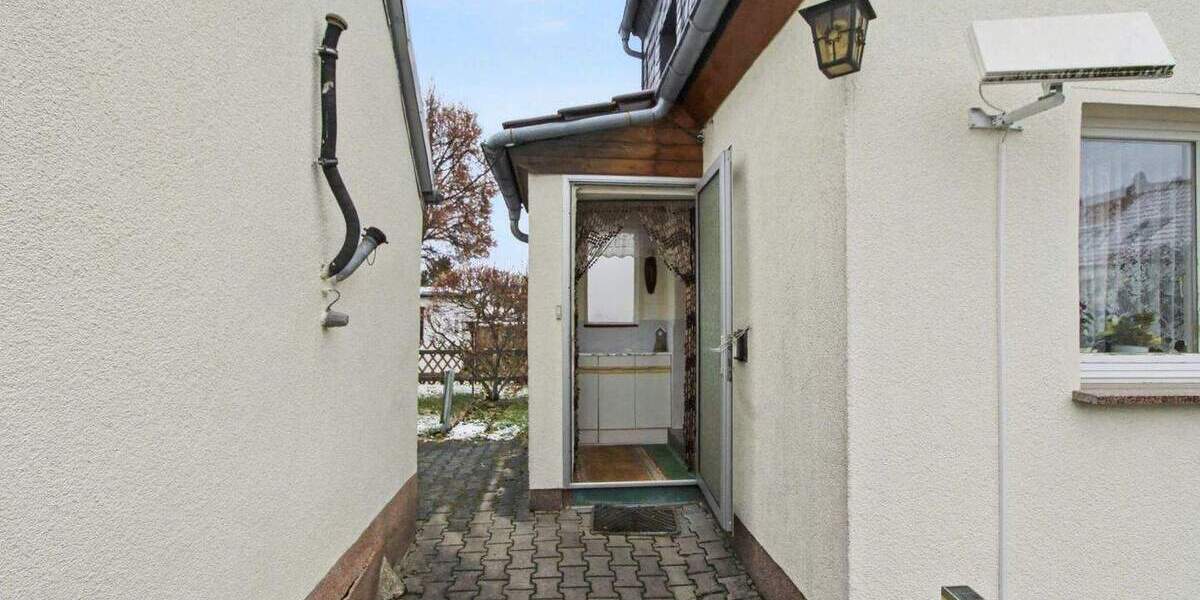 Bezugsfreie Doppelhaushälfte mit Einliegerwohnung in ruhiger Feldrandlage 4 zimmer