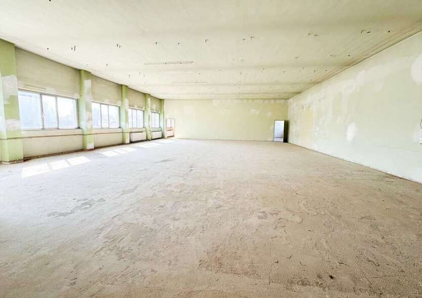 Halle in Chemnitz Siegmar 750 € 300 m²