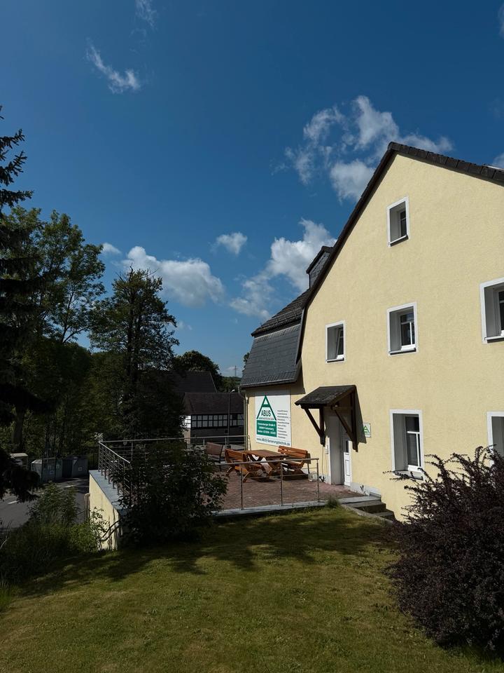 Frisch renovierte VierZimmerwohnung im Grünen mit Gartenanteil