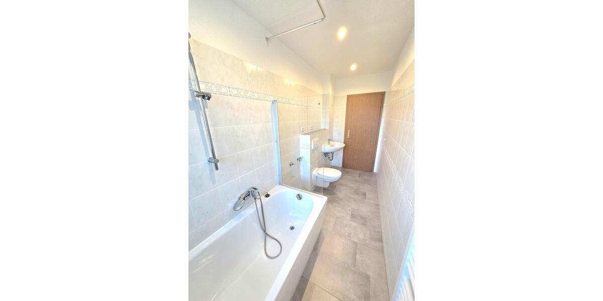 Großzügige 4-Zimmer-Wohnung mit Balkon Loggia! 4 zimmer