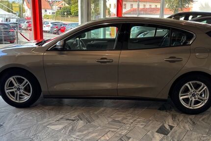 Ford Focus 84.567 km 13.990 &euro; Geithain 04643