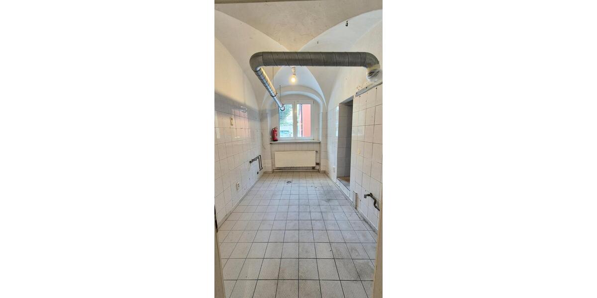 Kosmetikstudio? Tattoostudio? Maklerbüro? (Eis-) Café? Bistro? Tolle Gewerbefläche (100 m²) im Zentrum von Lößnitz! zimmer