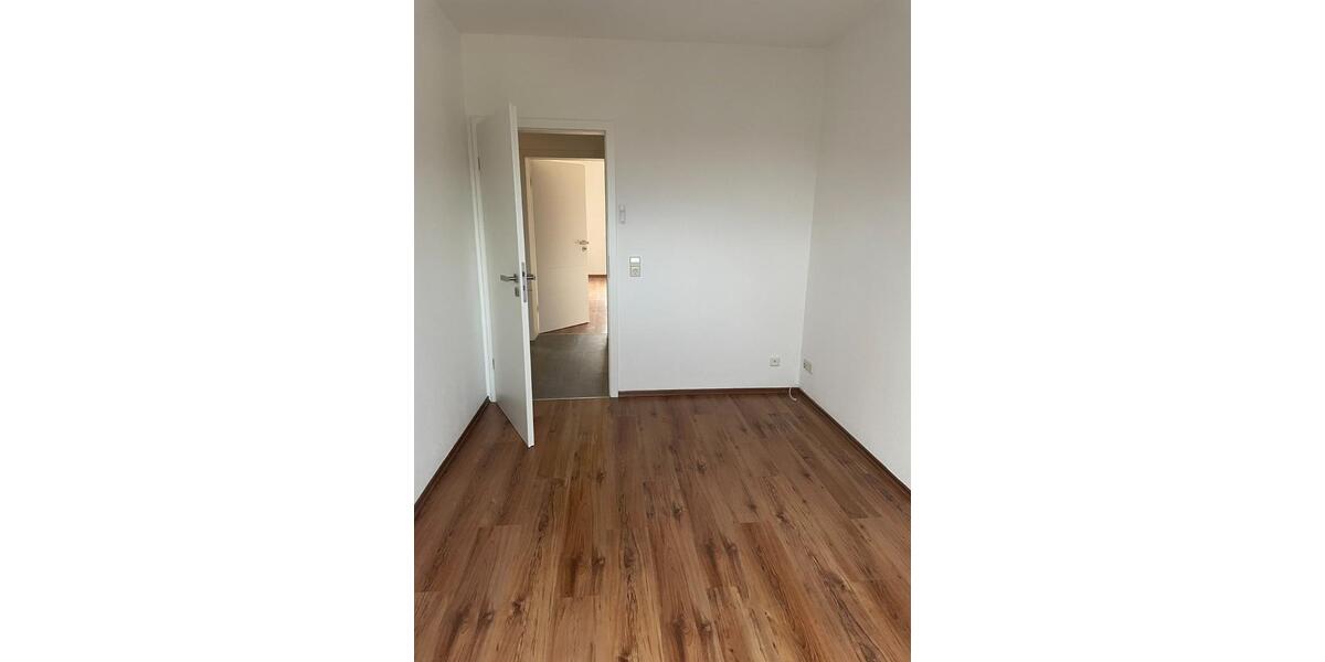 Schöne 3-Raum-Dachgeschosswohnung mit Einbauküche und Stellplatz 3 zimmer