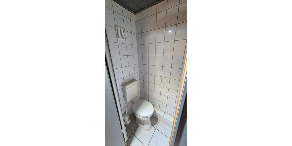 Kosmetikstudio? Tattoostudio? Maklerbüro? (Eis-) Café? Bistro? Tolle Gewerbefläche (100 m²) im Zentrum von Lößnitz! zimmer