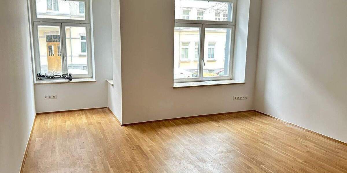 HOCHWERTIGE WOHNUNG MIT PARKETT, FUßBODENHEIZUNG, BALKON MIT GARTENANTEIL SOWIE EBK 3 zimmer