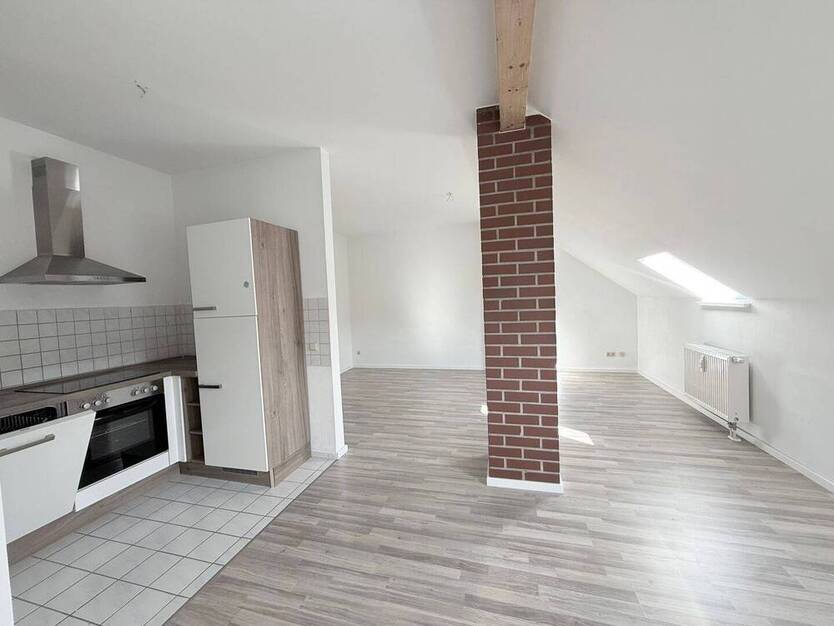 Wohnen im Dachgeschoss - mit EBK und Balkon