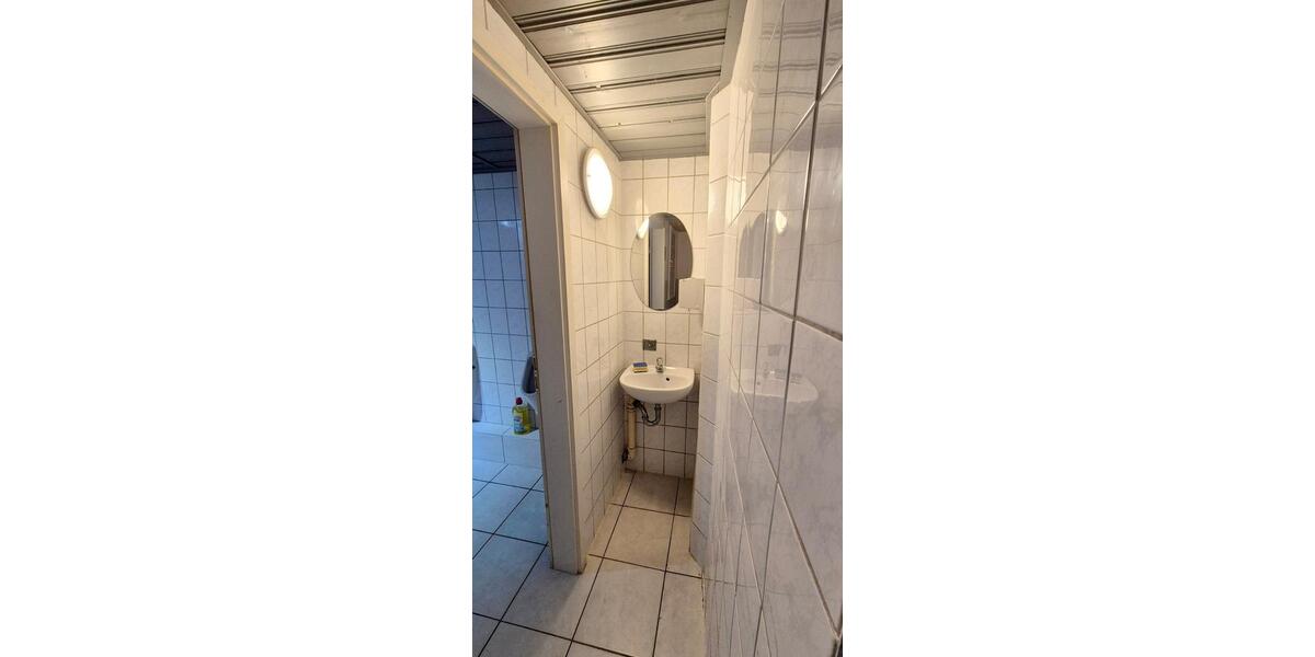 Kosmetikstudio? Tattoostudio? Maklerbüro? (Eis-) Café? Bistro? Tolle Gewerbefläche (100 m²) im Zentrum von Lößnitz! zimmer