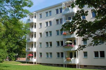 Ruhig gelegene 3-Raum-Wohnung mit Einbauküche zimmer