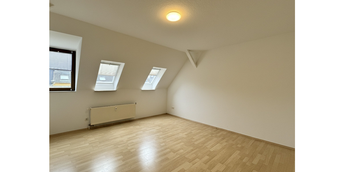 Dachgeschoßwohnung Chemnitz Ebersdorf - 3 Zimmer, 77 m&sup2;, 380&euro; | Angebot:23228002