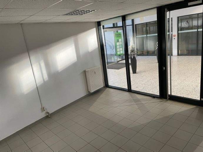 **GROßZÜGIGE LADENFLÄCHE IN DER PASSAGE AM STADION IN LICHTENSTEIN**** 4 zimmer