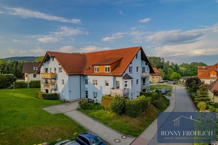 Wohnen mit Fernblick: Ruhige 2-Zimmer-Wohnung Top-Lage! mit Wohnküche, eig. Stellplatz, in Schönfeld