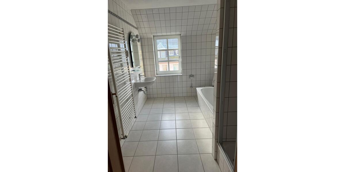 Schöne 2 Raum Dachgeschosswohnung mit Balkon , Einbauküche und 2 zimmer