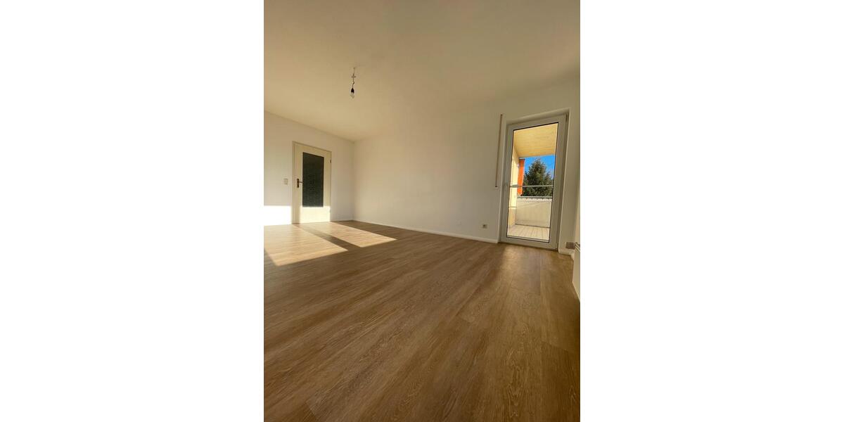 Helle 3-Raum-Wohnung mit Einbauküche und Stellplatz 3 zimmer