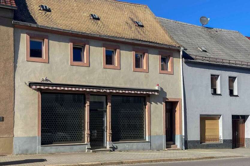 Haus zum Kaufen in Frohburg 60.000 € 200.17 m²