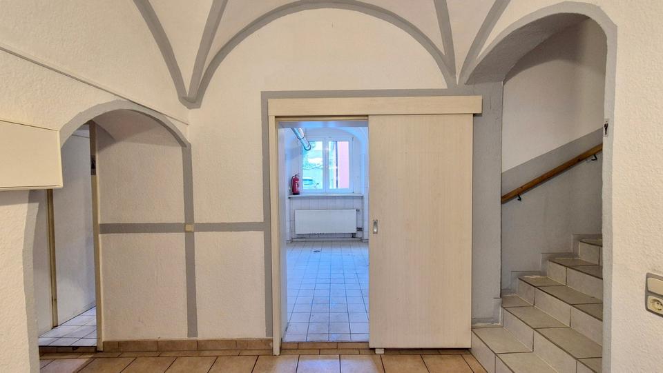 Kosmetikstudio? Tattoostudio? Maklerbüro? (Eis-) Café? Bistro? Tolle Gewerbefläche (100 m²) im Zentrum von Lößnitz! zimmer