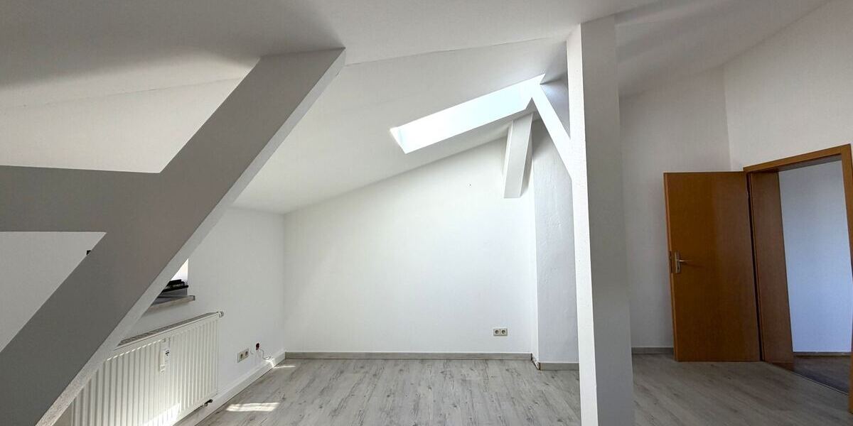 Zentral gelegene 3-Zimmer Wohnung im Dachgeschoss mit Einbauküche - Dachgeschoßwohnung Mittweida Rößgen | Angebot:27207669