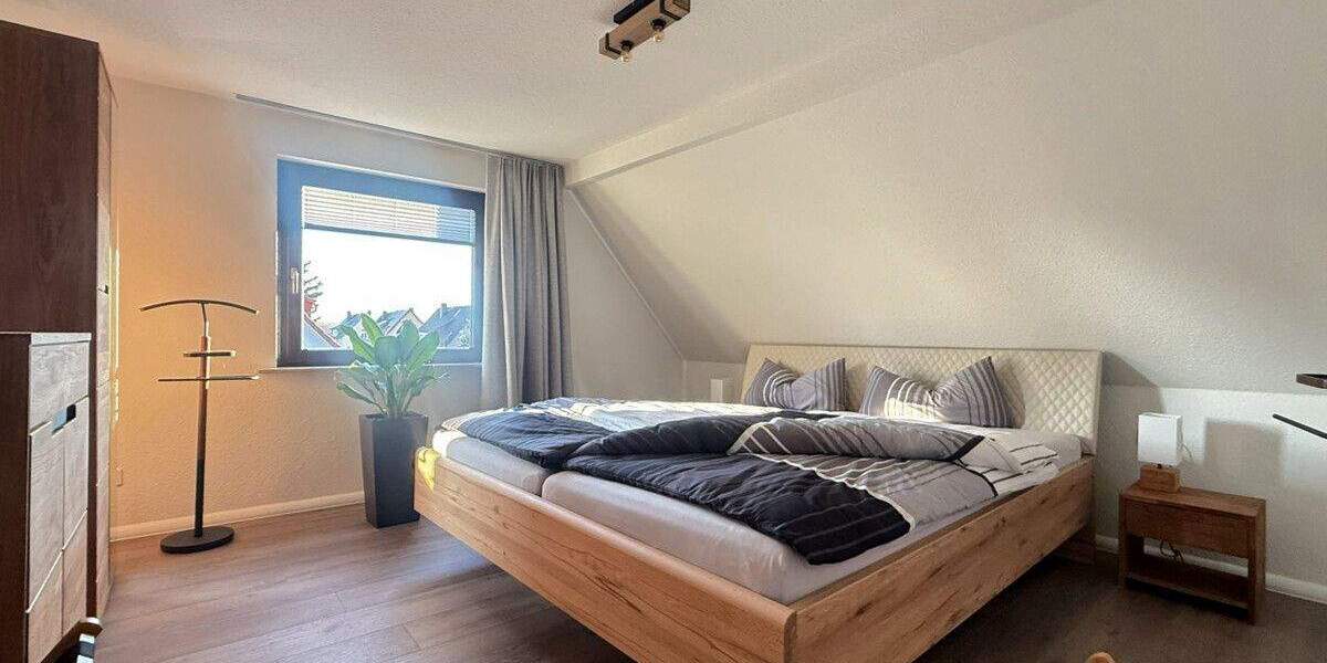 Erstbezug nach Ausbau: Stilvolle, möblierte Doppelhaushälfte mit Kamin, Garten & Carport in Chemnitz 4 zimmer