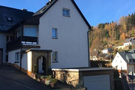 Vermiete Dachgeschosswohnung 3 Raum Wohnung Garage zimmer