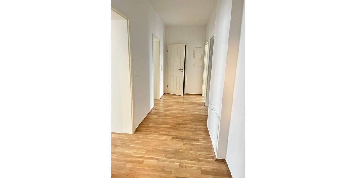 HOCHWERTIGE WOHNUNG MIT PARKETT, FUßBODENHEIZUNG, BALKON MIT GARTENANTEIL SOWIE EBK 3 zimmer