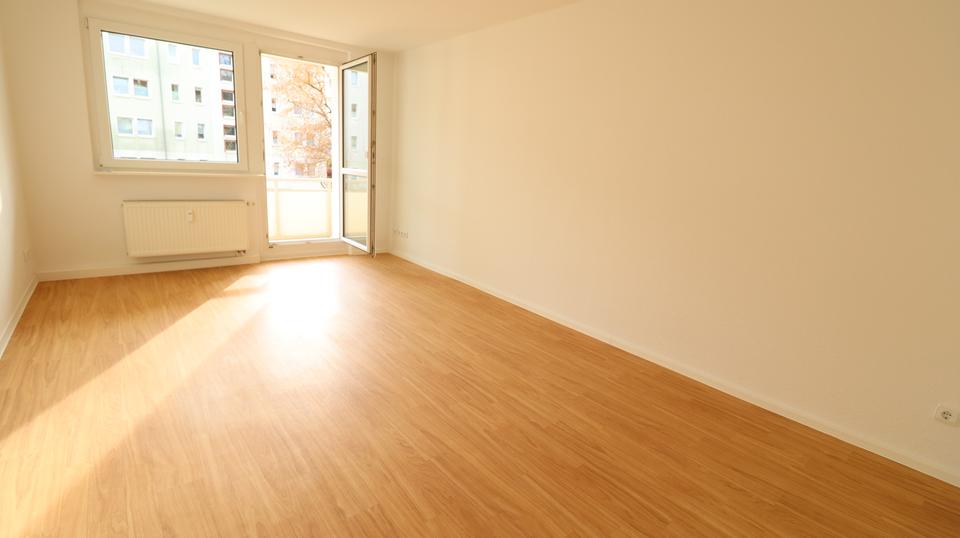 3-Raumwohnung mit Wanne und Balkon zimmer