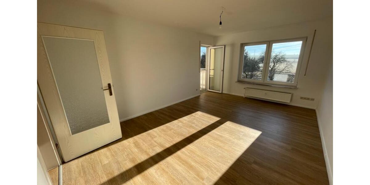 Helle 3-Raum-Wohnung mit Einbauküche und Stellplatz 3 zimmer