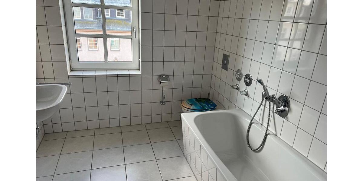 Schöne 2 Raum Dachgeschosswohnung mit Balkon , Einbauküche und 2 zimmer