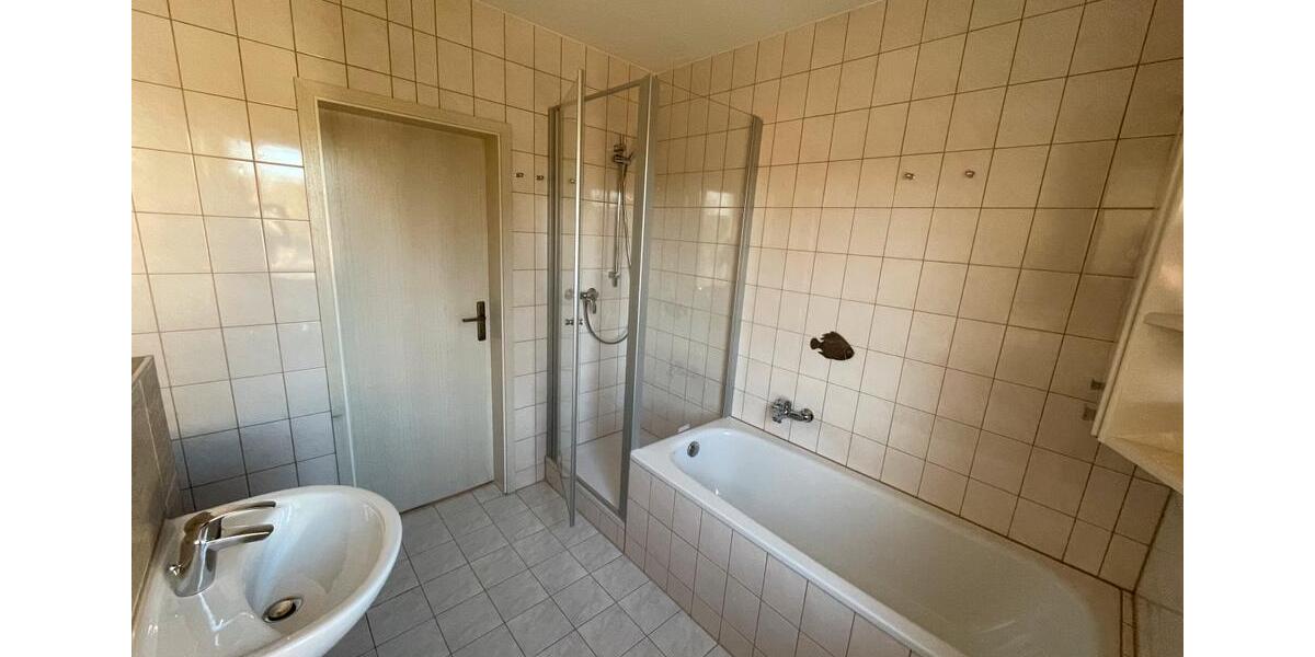Helle 3-Raum-Wohnung mit Einbauküche und Stellplatz 3 zimmer