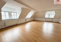 Wohnen über den Dächern von Lößnitz! 3-Raum-Maisonette-Wohnung am Markt