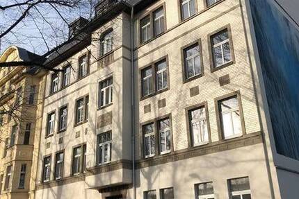 Großzügige 3-Zimmer mit Laminat und Wanne in zentraler Lage!