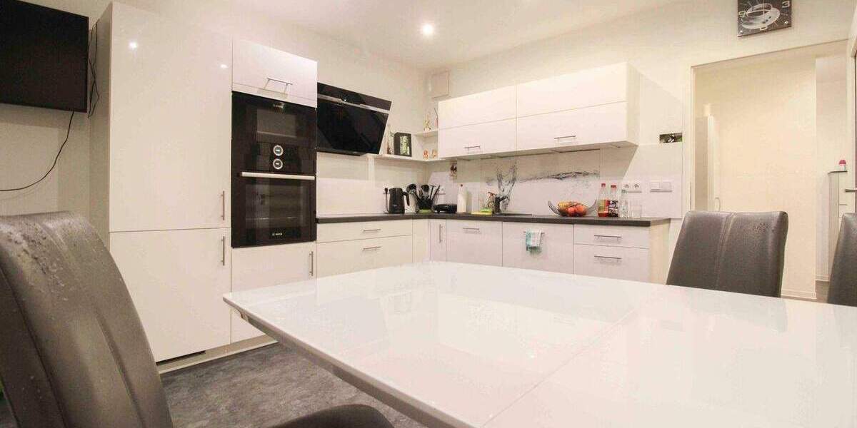 *Modernisiert* Ab Frühjahr 2026 bezugsfreie 5-Zi.-Wohnung mit 2 Bädern und 2 Balkonen 5 zimmer