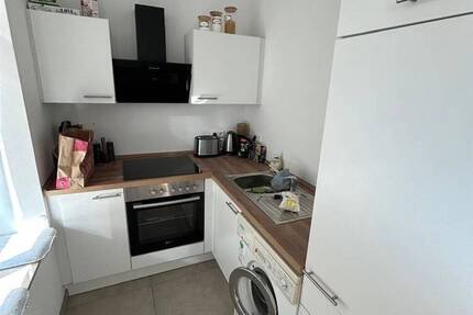 Zweitbezug! 1-Zimmer mit Parkett, EBK, Fußbodenheizung und Dusche in zentraler Lage!
