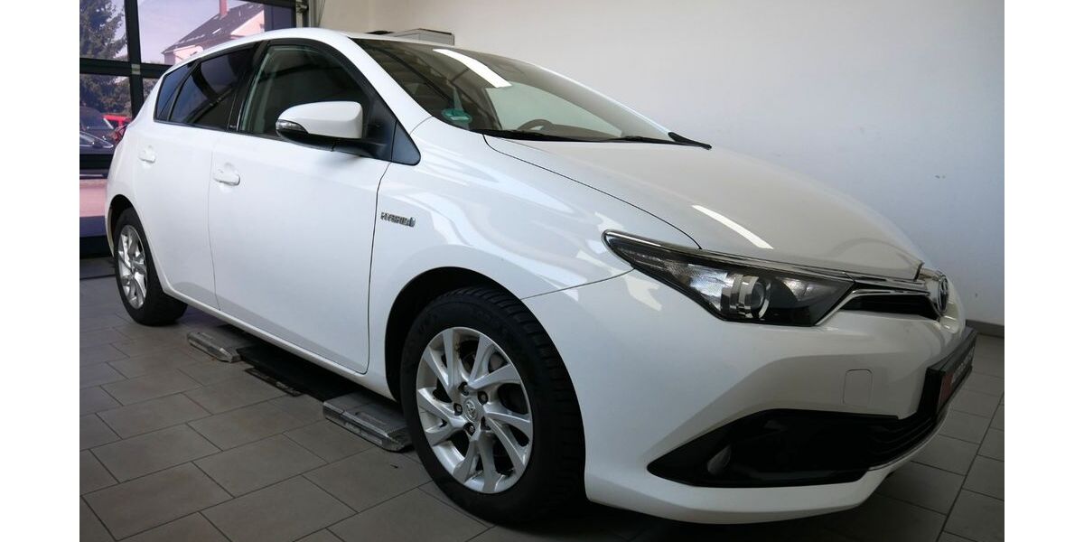 Toyota Auris 102.822 km 13.490 &euro; Chemnitz 09114