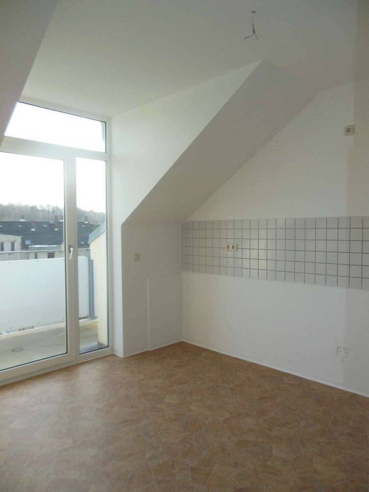 Toller Balkon an der Küche - Laminat - Tageslichtbad mit Badewanne
