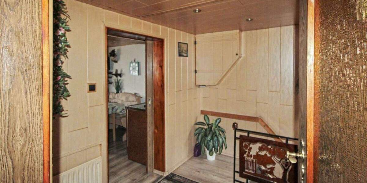 Bezugsfreie Doppelhaushälfte mit Einliegerwohnung in ruhiger Feldrandlage 4 zimmer