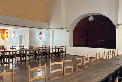 Exklusiver Veranstaltungssaal mit stilvoller Bar zimmer