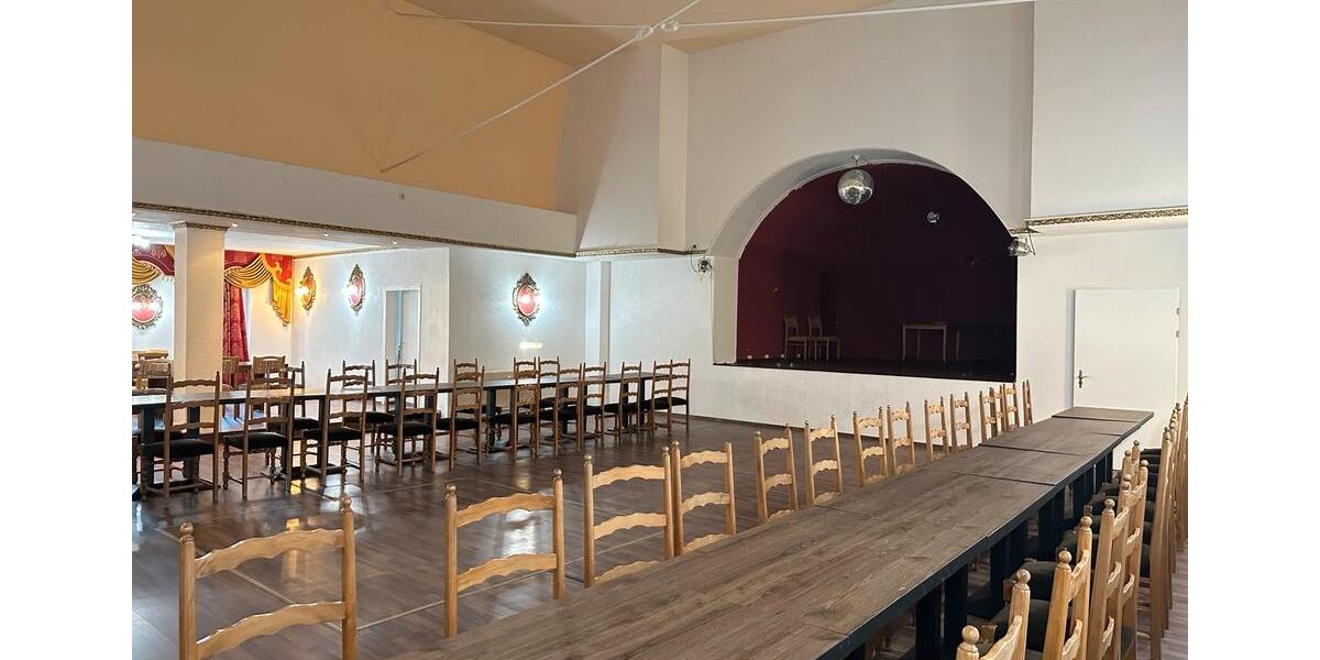 Exklusiver Veranstaltungssaal mit stilvoller Bar zimmer