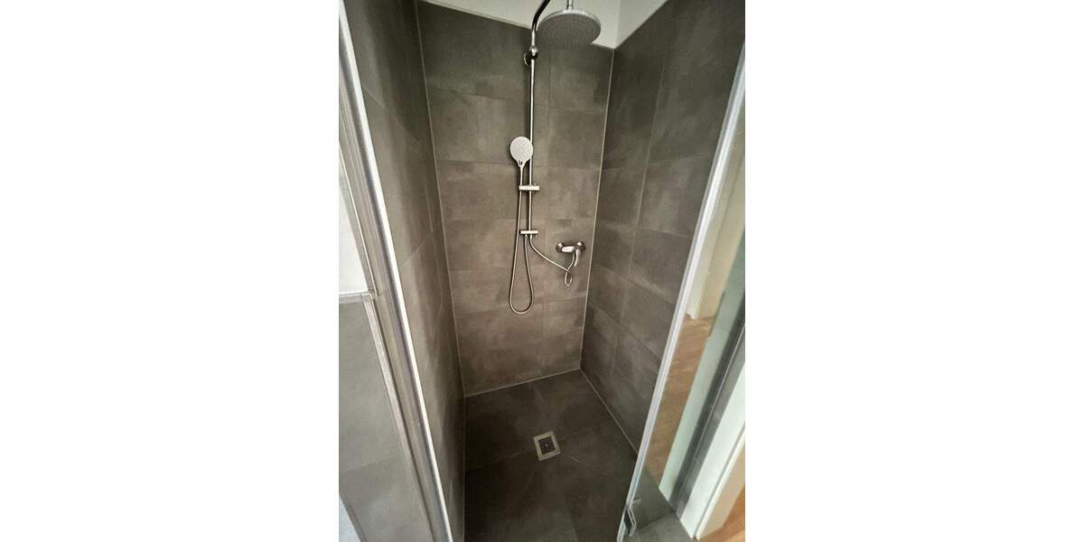 HOCHWERTIGE WOHNUNG MIT PARKETT, FUßBODENHEIZUNG, BALKON MIT GARTENANTEIL SOWIE EBK 3 zimmer