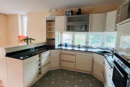 Außergewöhnliche 4,5 Zimmerwohnung mit Einbauküche und riesiger Terrasse im Grünen! 4.5 zimmer