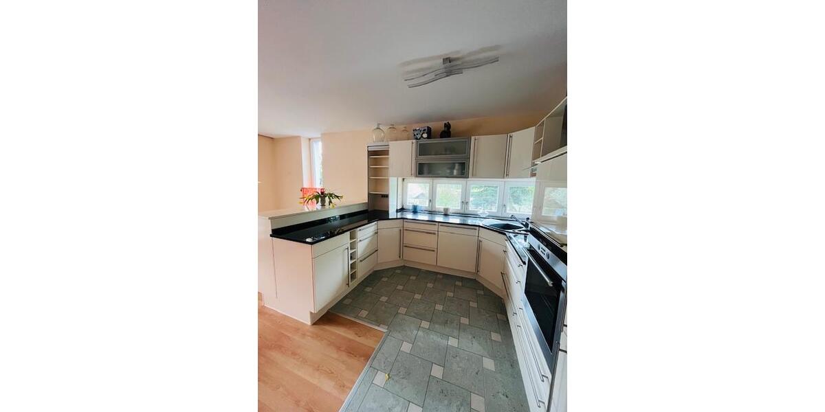 Außergewöhnliche 4,5 Zimmerwohnung mit Einbauküche und riesiger Terrasse im Grünen! 4.5 zimmer