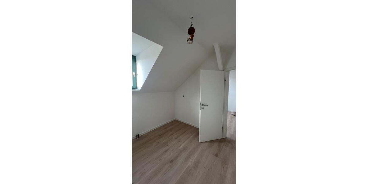 Dachgeschoßwohnung Chemnitz Ebersdorf - 3 Zimmer, 75 m&sup2;, 350&euro; | Angebot:26491952
