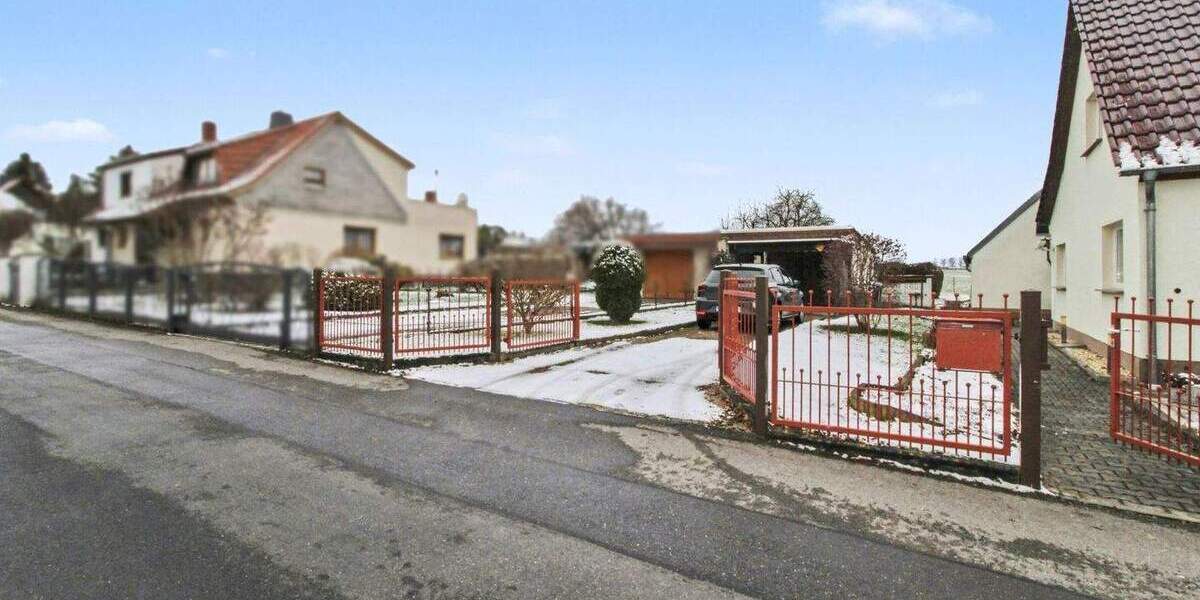 Bezugsfreie Doppelhaushälfte mit Einliegerwohnung in ruhiger Feldrandlage 4 zimmer