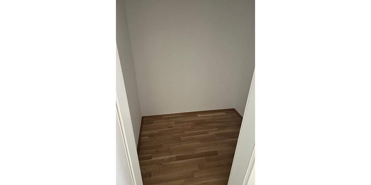 HOCHWERTIGE WOHNUNG MIT PARKETT, FUßBODENHEIZUNG, BALKON MIT GARTENANTEIL SOWIE EBK 3 zimmer